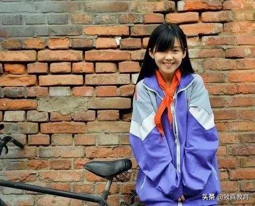 网红穿校服女,网红演绎青春风采