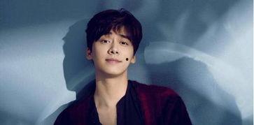 李易峰生病胃疼照片,胃痛困扰下的坚强微笑